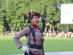 Tegas dan Menginspirasi, Polwan Polres Labuhanbatu Pimpin Upacara Penurunan Bendera di Labura