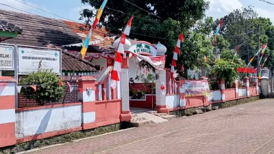 Bagi warga Labuan yang ingin perpanjang SIM, layanan SIM Keliling buka dari pukul 09.00 hingga 15.00 WIB