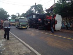 Truk Tangki Minyak Sayur Terguling di Cakung, Minyak Meluber ke Jalan dan Kali