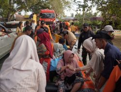 Tim DMC Dompet Dhuafa Evakuasi 90 Warga yang Terjebak di MAN 2 Tanjung Pura