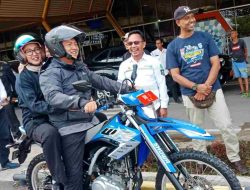 Ketika Gubernur NTB Naik Motor Trail Tinjau Jalan Rusak di Sumbawa