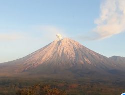 Gunung Semeru 3 Kali Erupsi Pagi Ini