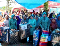 Salurkan Bantuan Bencana TP PKK Pusat Yakinkan Warga Agam Tak Sendiri