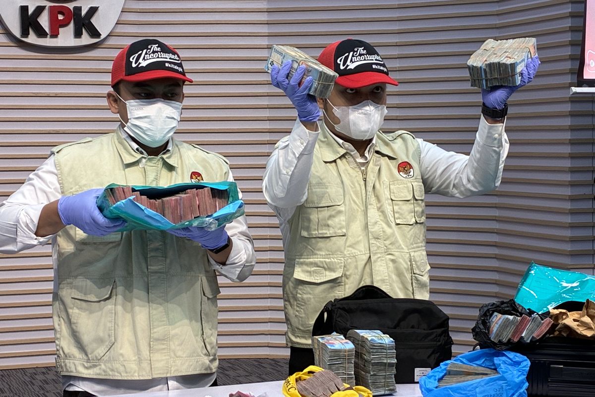 KPK Maraton Geledah Kantor