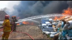 Kebakaran Pabrik Helm di Rumpin Bogor Padam Setelah 15 Jam Kerugian Capai Puluhan Miliar