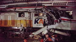 Kereta Terlambat Imbas Tabrakan Penumpang Hilangkan Bosan dengan Main Uno di Stasiun