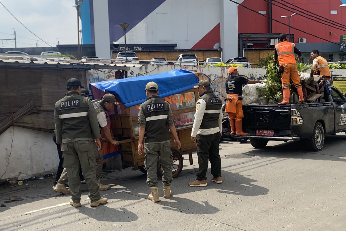 PKL Dekat Parkir Liar